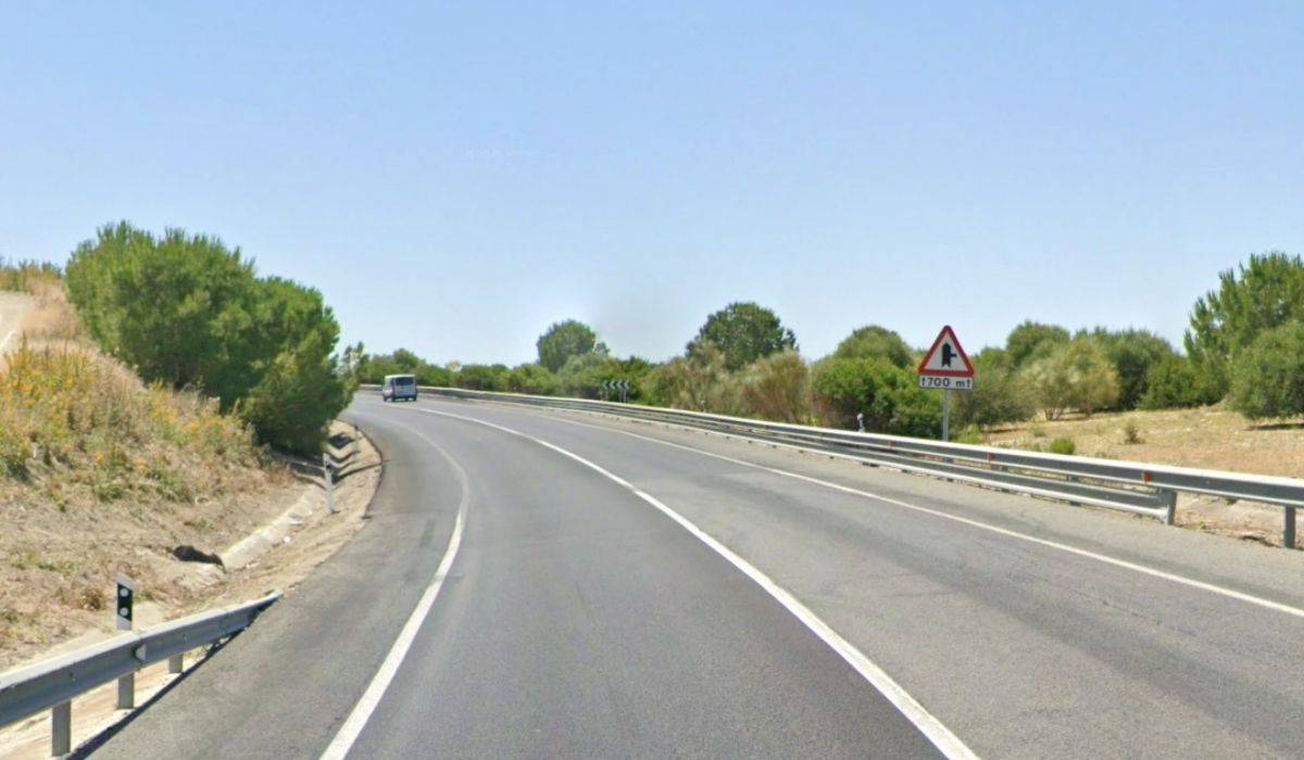 Dos camiones chocan frontalmente a la entrada de Jerez cerca del aeropuerto: cortada la N-4 en ambos sentidos