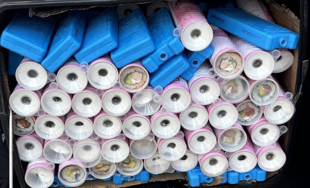 Casi 30 kilos de sushi sobre dos ruedas rumbo a la Feria de Málaga y sin la refrigeración adecuada