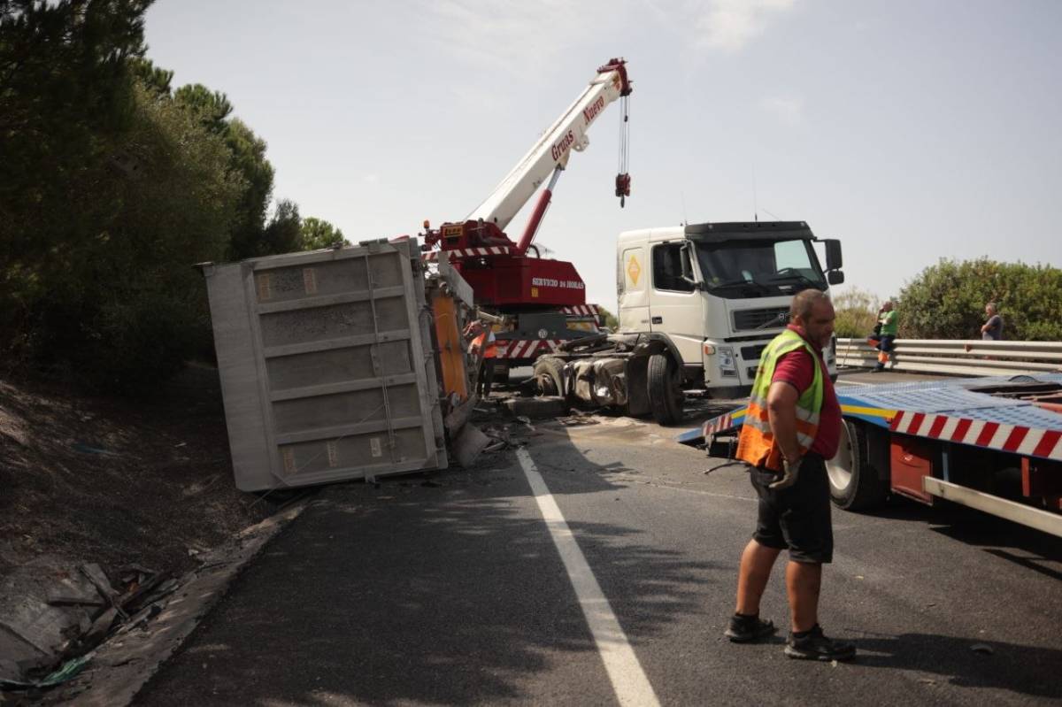 Accidente frontal de dos camiones en Jerez