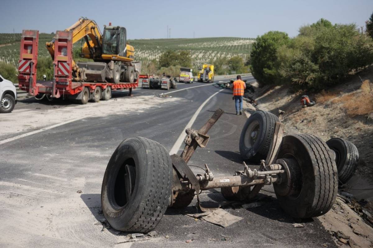 Accidente frontal de dos camiones en Jerez
