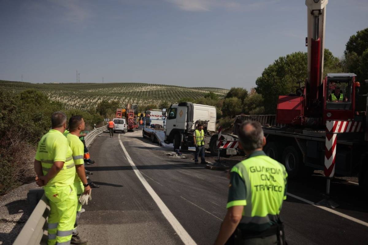 Dos camiones chocan frontalmente a la entrada de Jerez cerca del aeropuerto: cortada la N-4 en ambos sentidos
