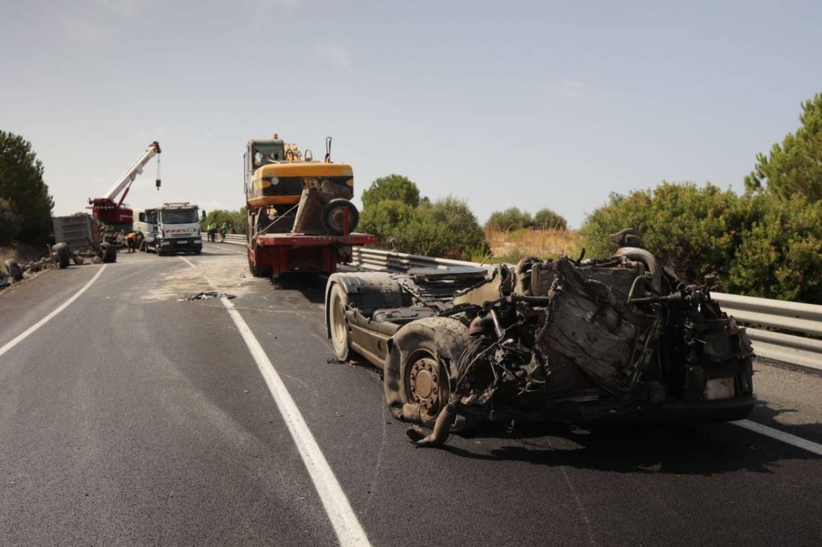 Accidente frontal de dos camiones en Jerez