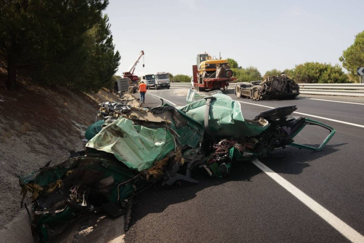 Fortísima colisión frontal entre dos camiones en Jerez: un helicóptero, movilizado tras excarcelarse a uno de los heridos
