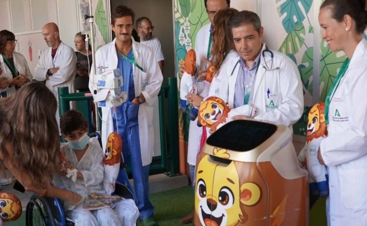 Cuenta cuentos, canta cumpleaños y lleva regalos: así es Leo, el nuevo robot infantil del Hospital Reina Sofía en Córdoba