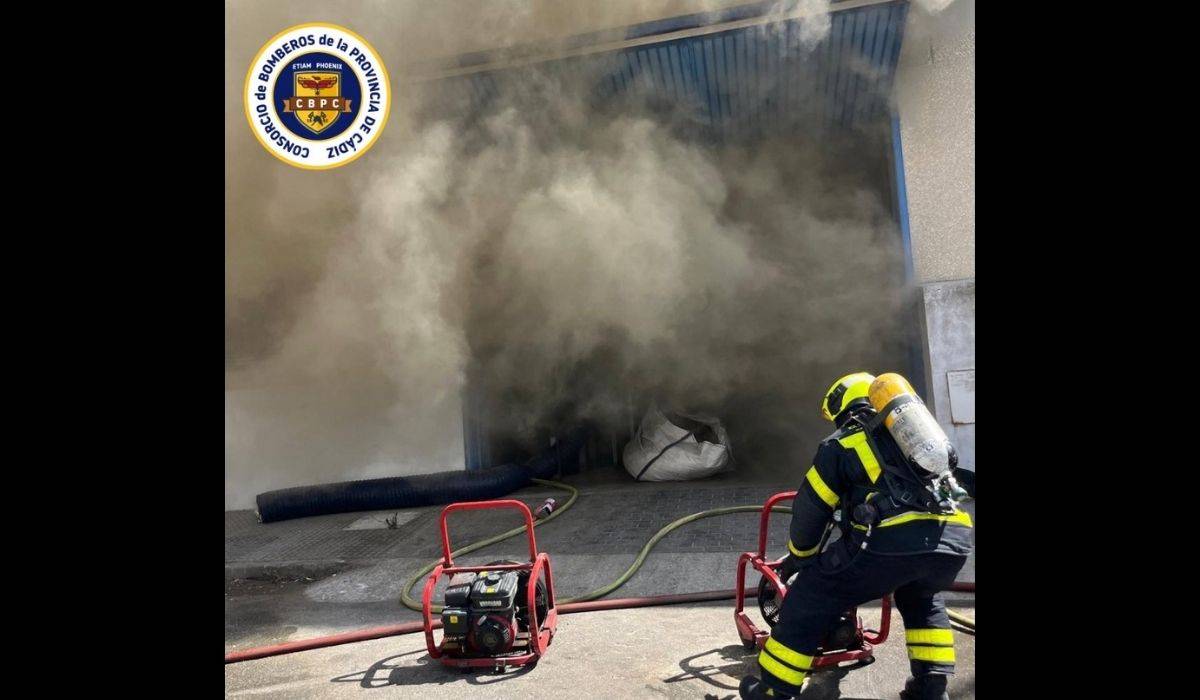 Arden las instalaciones de una fábrica de piensos situada en el polígono El Portal de Jerez