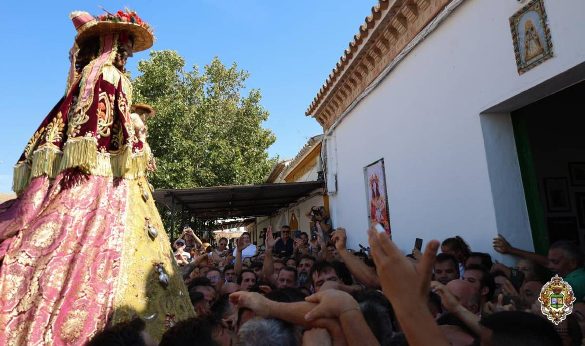 Salida temprana de la Virgen del Rocío en su traslado hasta Almonte.