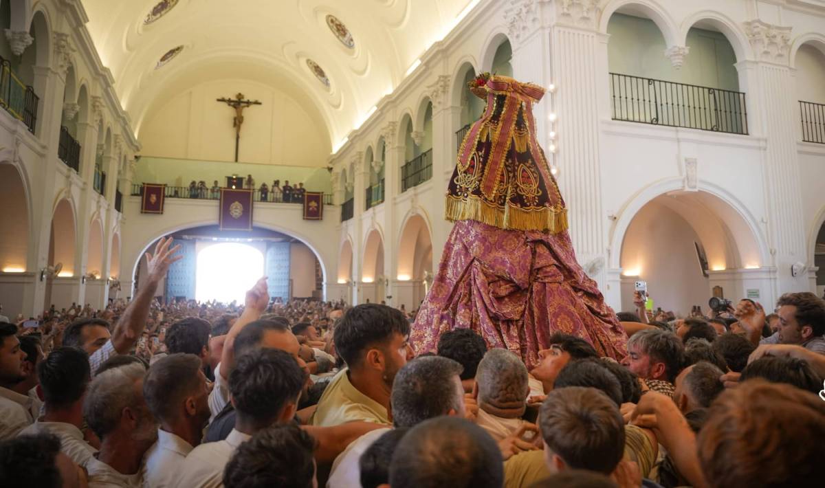Salida temprana de la Virgen del Rocío en su traslado hasta Almonte.