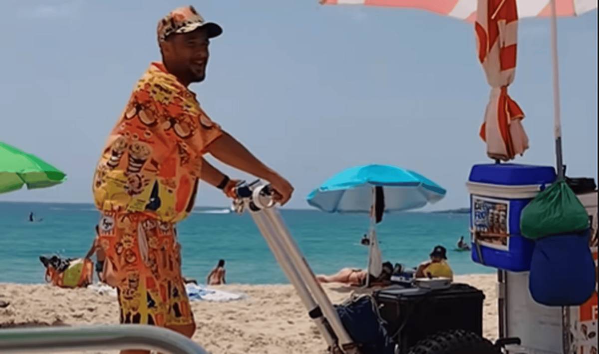 El vendedor con más arte de la playa de Bolonia que arrasa en TikTok: "Hay que comprarle todo el puesto"