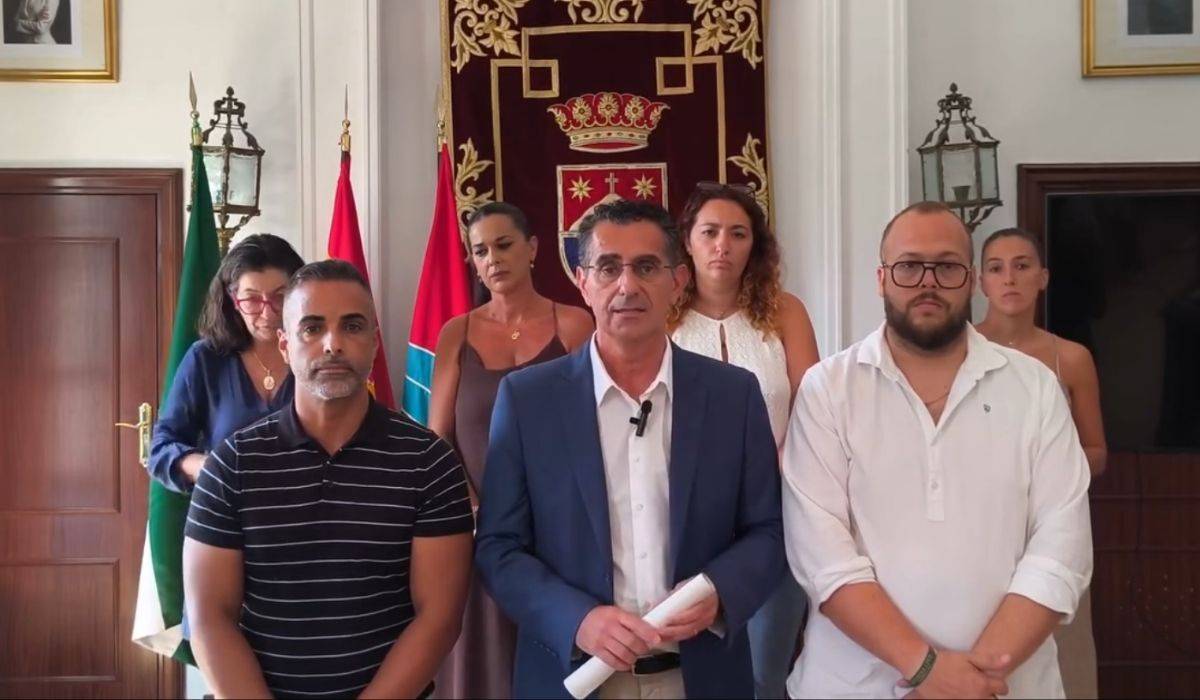 El alcalde de Barbate denuncia daños en su coche y apunta a una persona del PSOE, que niega cualquier relación y condena todo acto violento