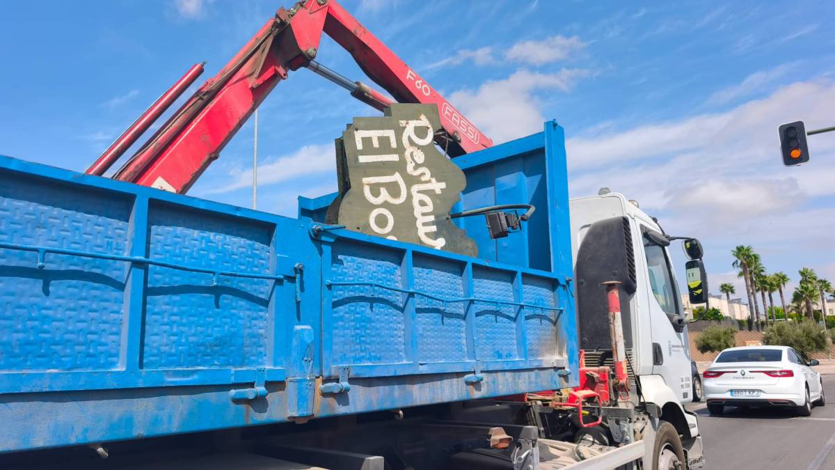 El Ayuntamiento retira el cartel del restaurante El Bosque de la Avenida: un nuevo paso en la remodelación de un símbolo de Jerez