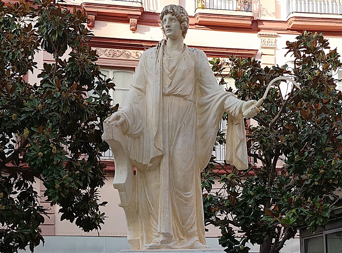 Escultura de Columela, vista frontal.