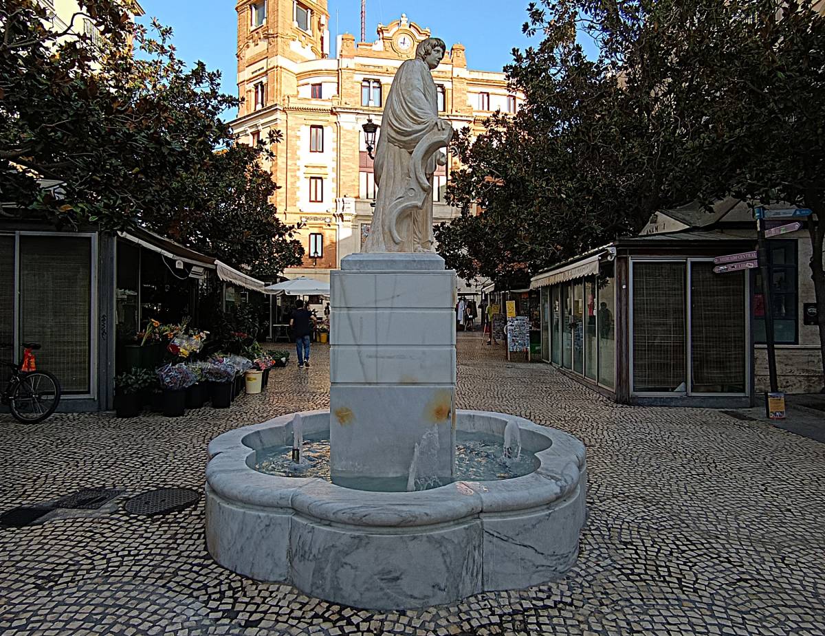 Fuente de Columela, vista lateral derecha.