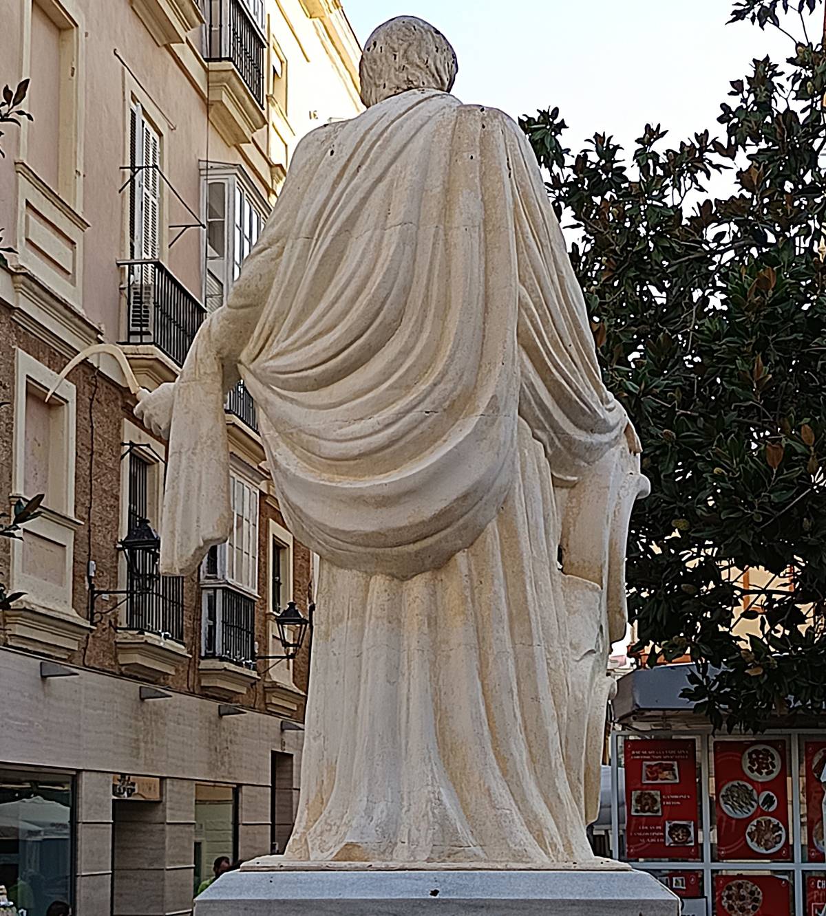 Escultura de Columela, vista posterior.