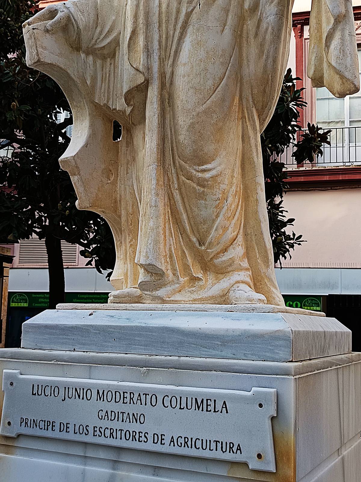 Escultura de Columela, detalle placa conmemorativa.