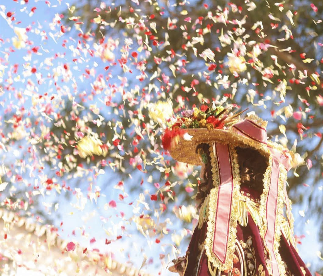 Una de las muchas metaladas de flores que recibió la Virgen del Rocío en la aldea. 