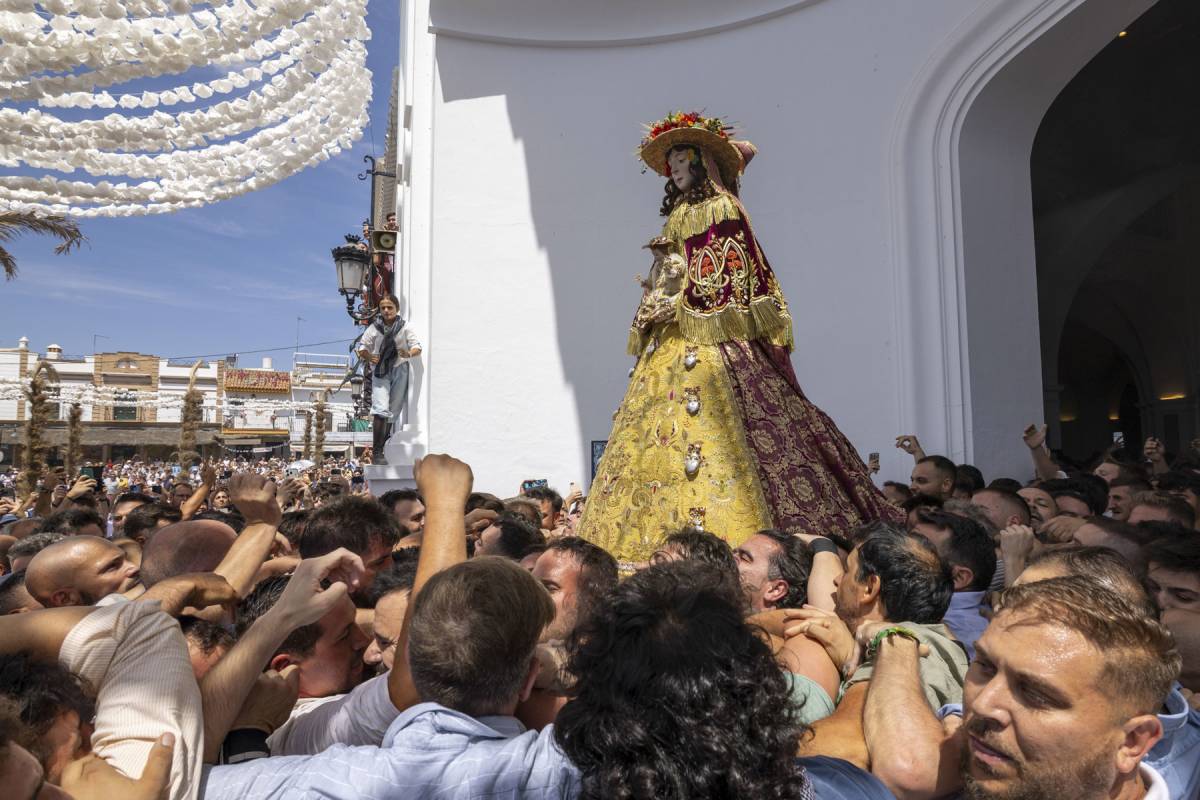 Entre polvo y salvas, la Virgen del Rocío vuelve a Almonte