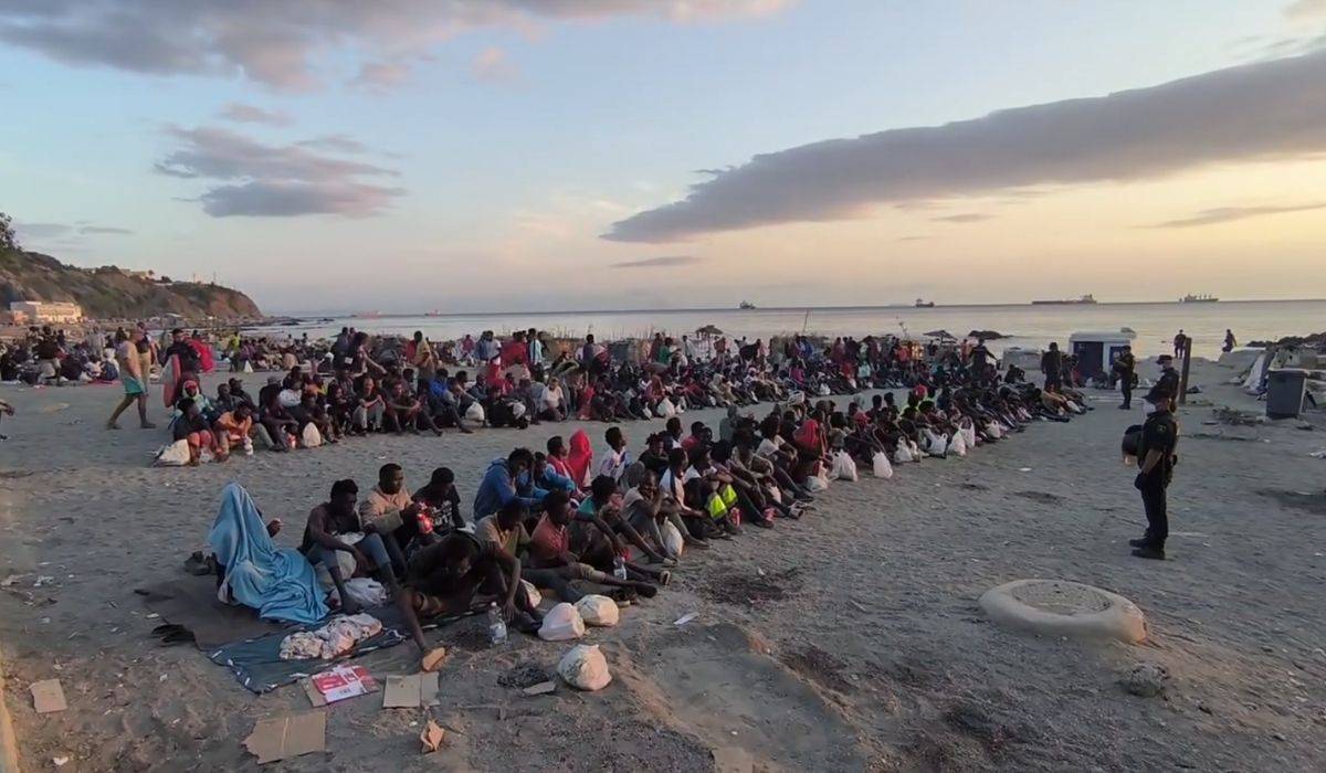Importante operativo en Ceuta para desalojar de la playa a 4.000 inmigrantes, que no serán deportados hoy a Marruecos