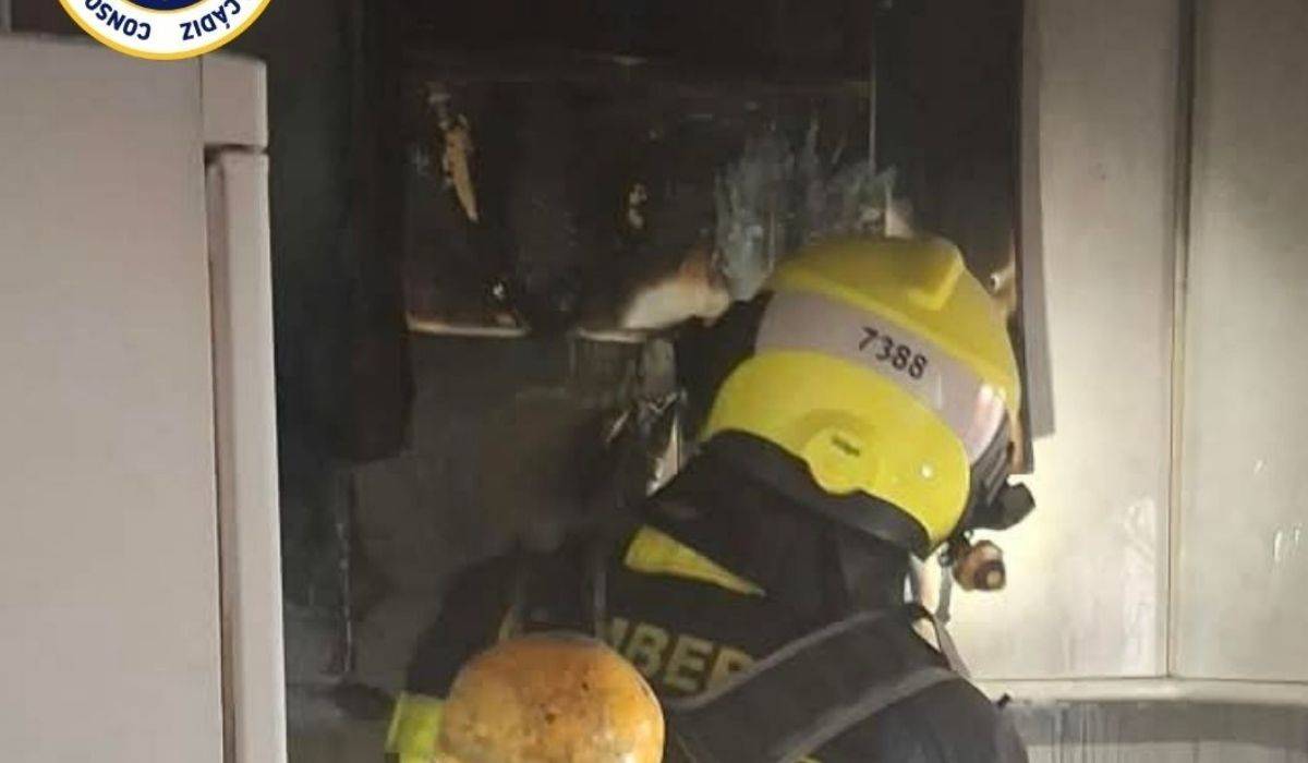 Movilizados una decena de bomberos y cuatro vehículos por un incendio de cocina en Guadalcacín