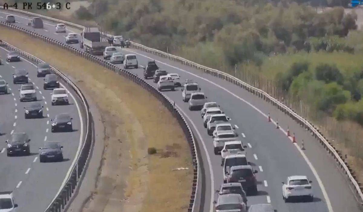 Dos accidentes generan atascos alrededor de Sevilla por la A-4 y la A-49, hacia Cádiz y hacia Huelva