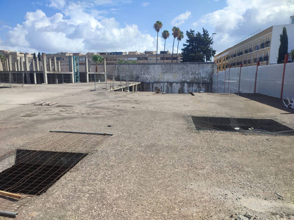 El exterior, con agujeros hacia el sótano por los que se había colado agua en el pasado. - El exterior, con agujeros hacia el sótano por los que se había colado agua en el pasado.