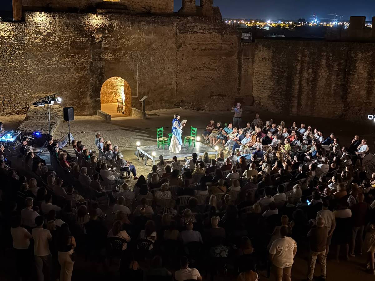 El Castillo de Alcalá de Guadaíra recupera el teatro por todo lo alto con cerca de 300 espectadores
