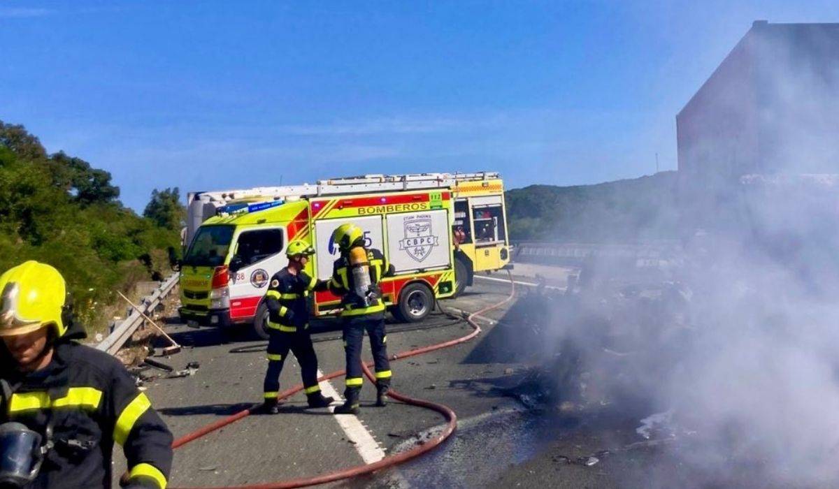 Un incendio de camión dificulta el tráfico en la autovía Jerez-Los Barrios: un suceso similar al de hace unas semanas