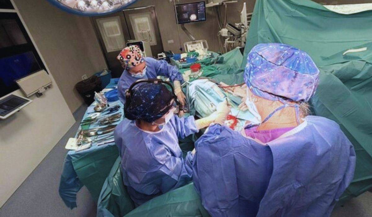 El Hospital Juan Ramón Jiménez de Huelva opera por primera vez un tumor cerebral con el paciente despierto y charlando