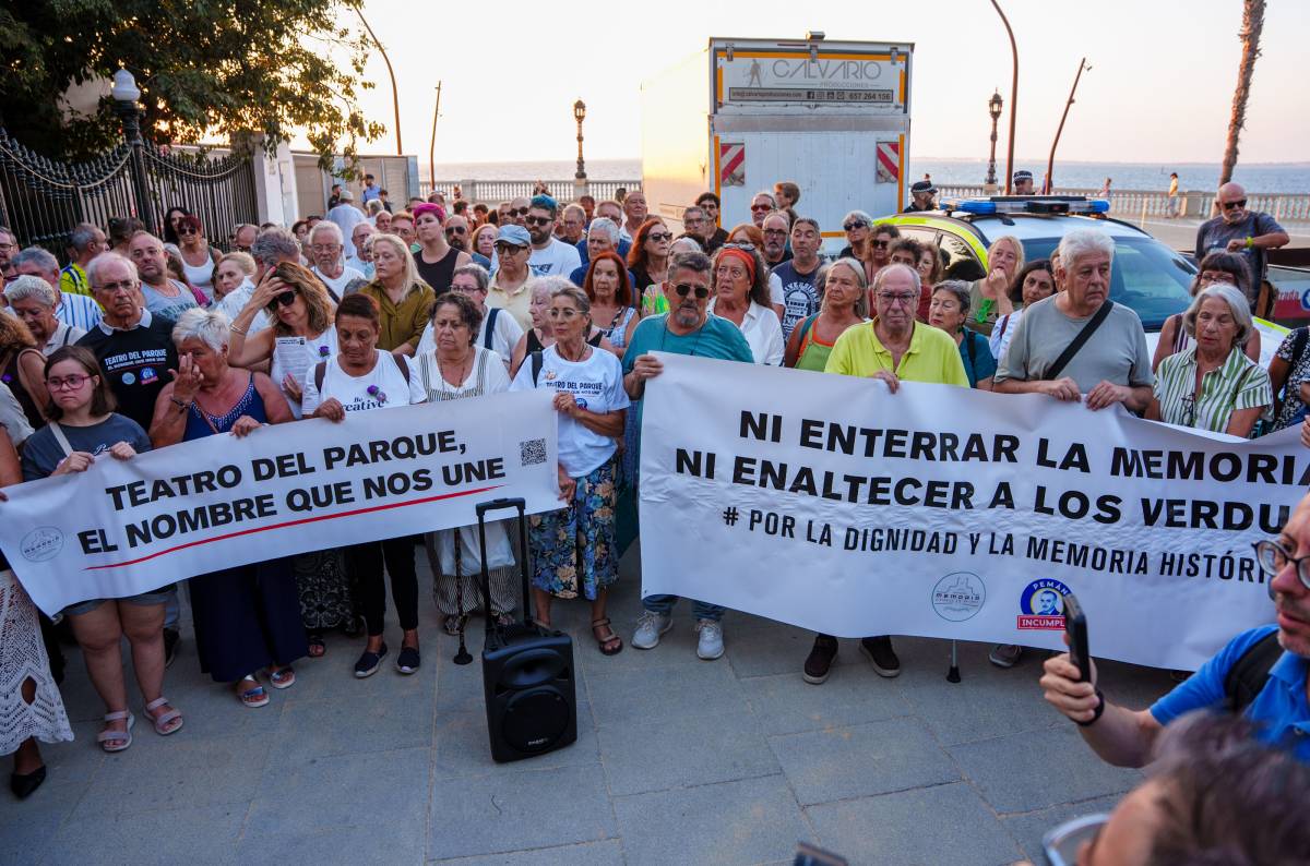 La memoria histórica se moviliza en Cádiz contra el nombre del Teatro Pemán en un día señalado: “Es un insulto a las víctimas”