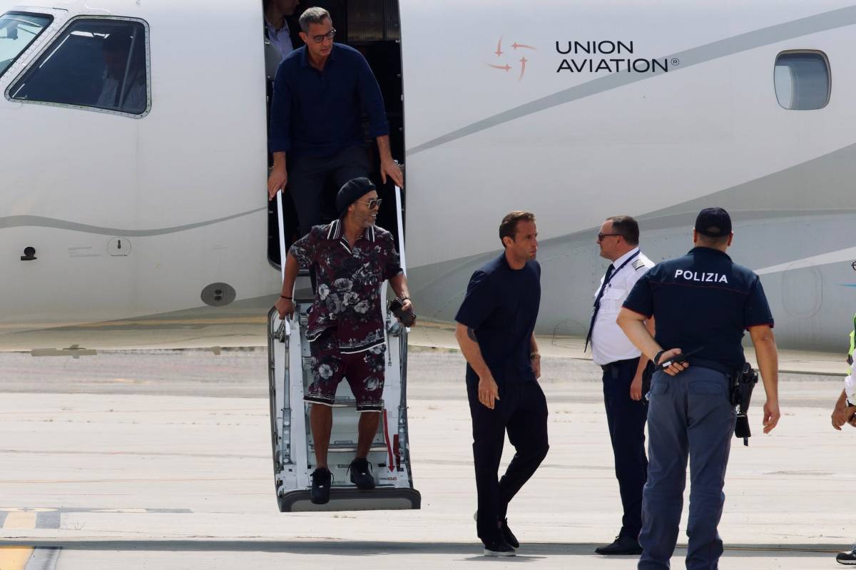 Ronaldinho baja del avión para incorporarse al Ravenna. - Ronaldinho baja del avión para incorporarse al Ravenna.
