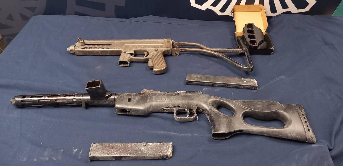 Armas de guerra y pistolas eléctricas en viviendas de Sevilla para proteger plantaciones de marihuana