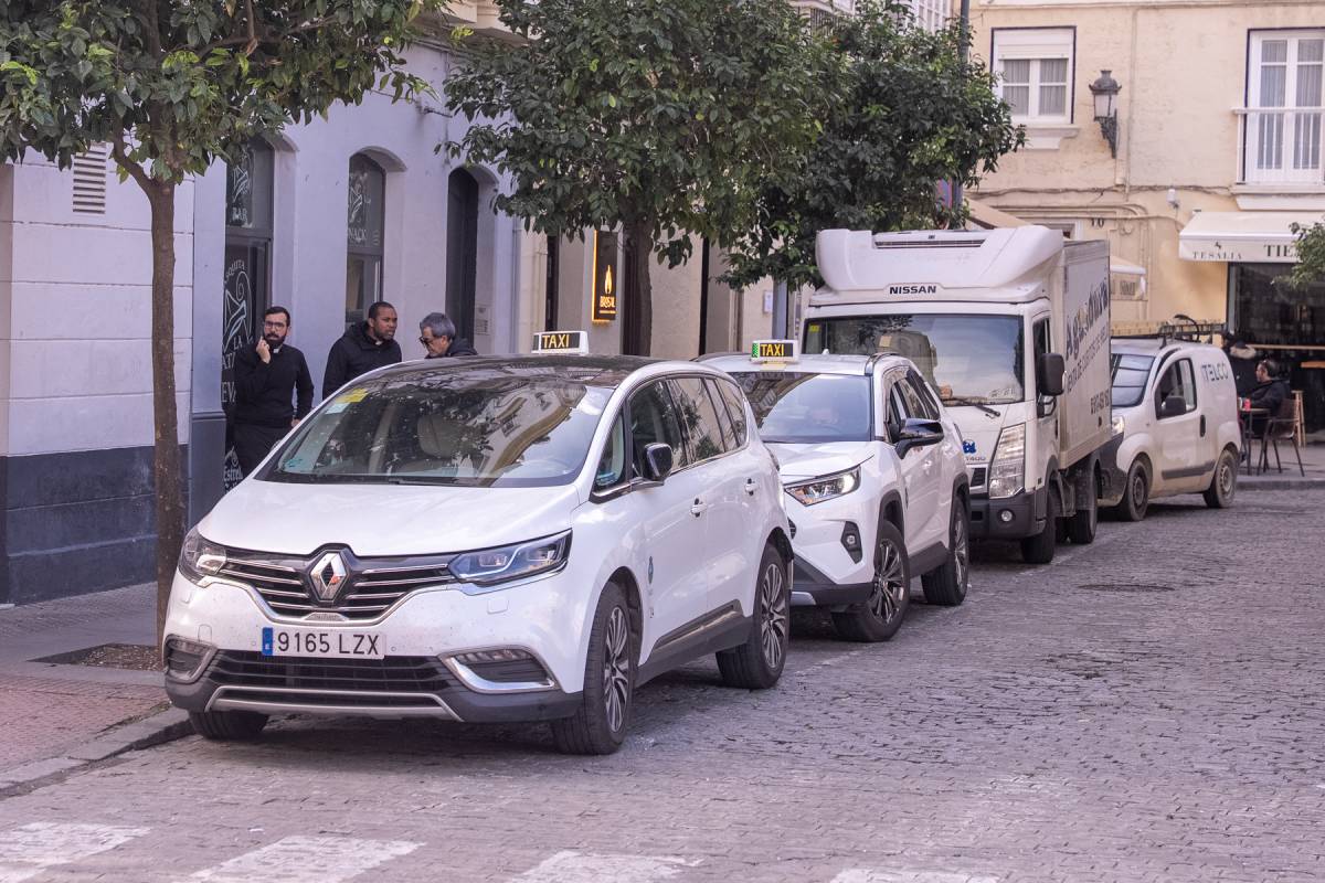Cádiz subirá un 6% la tarifa del taxi: Bruno García cierra la puerta a otras plataformas de transporte