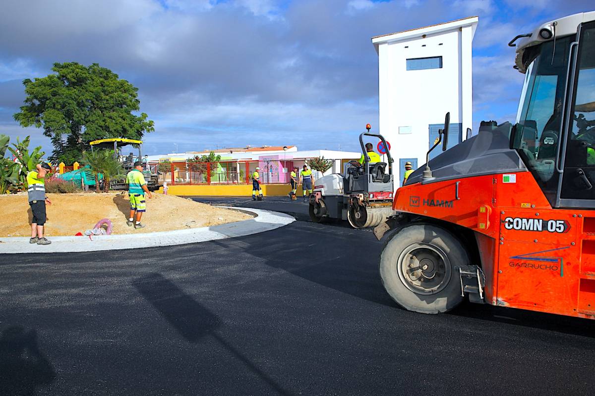 La renovada y esperada rotonda que culmina por 45.000 euros una gran mejora para el tráfico en Jerez, junto a un colegio