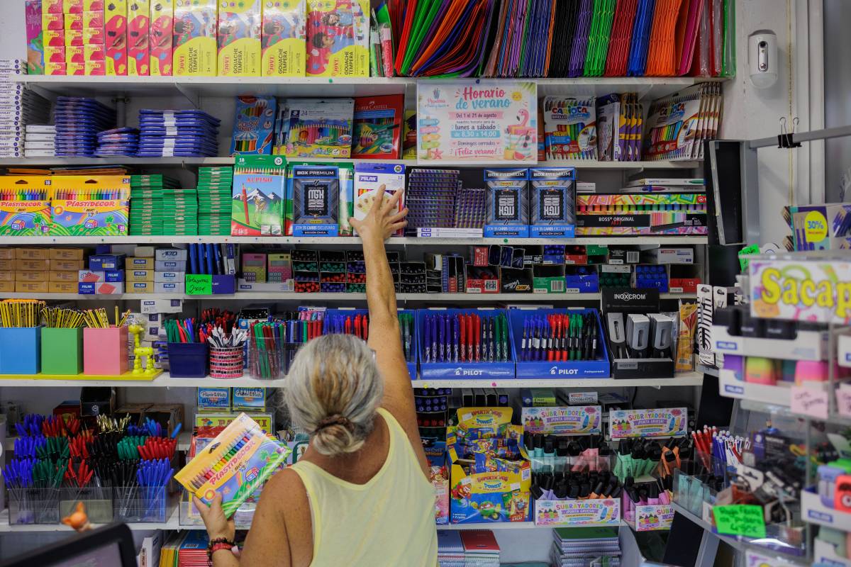La vuelta al cole cada vez empieza antes en las papelerías de barrio: "Es más cómodo"