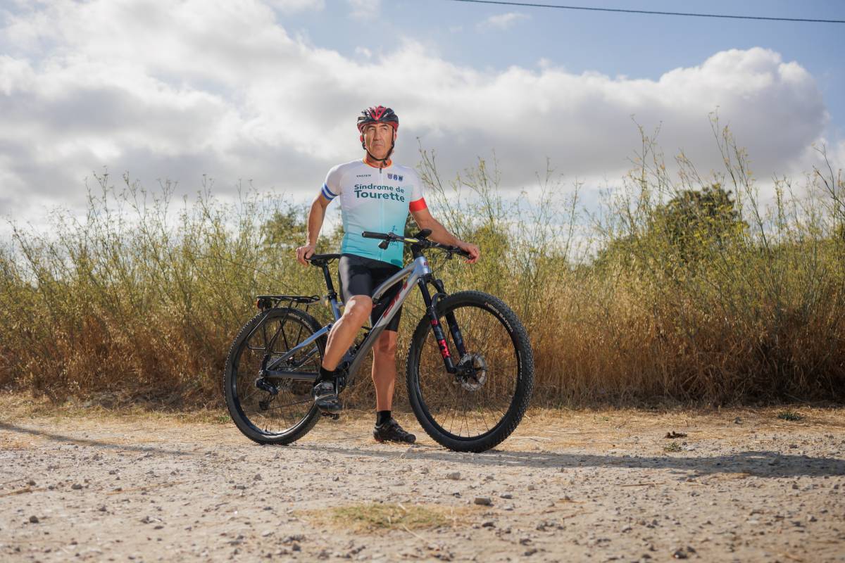 El policía local de Jerez que cruzó el Estrecho a nado y ahora España en bicicleta por causas solidarias