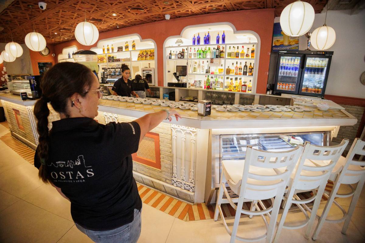 En la cafetería quemada en Los Palacios por no tener mayonesa, un año después: "Da miedo lo que está pasando con los atracos"