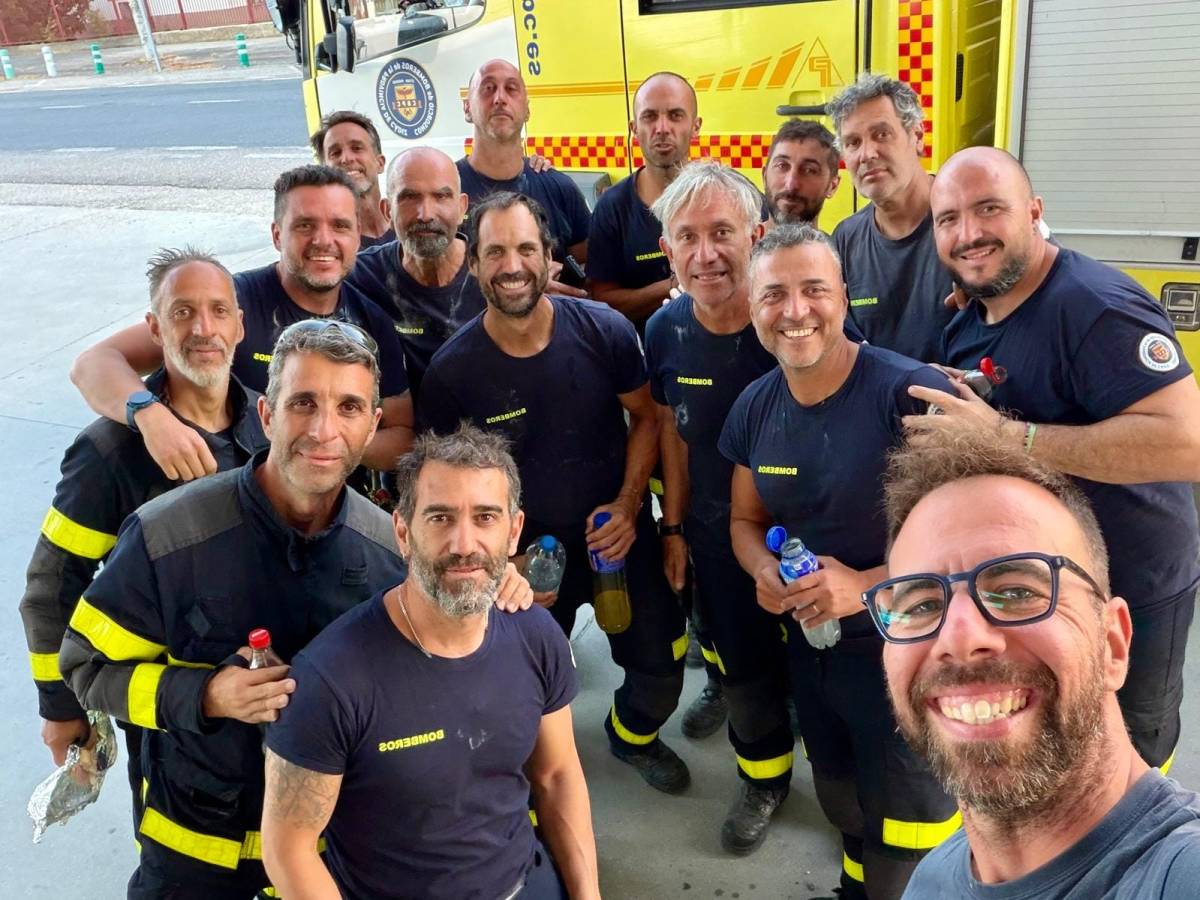 Los bomberos gaditanos desplazados a Castilla y León, en un descanso de sus funciones, este pasado julio.