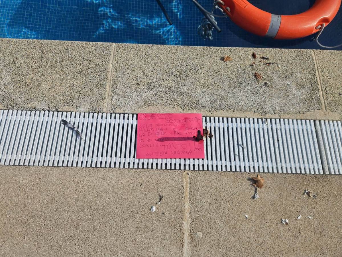 El bañista dejó una nota tras defecar.