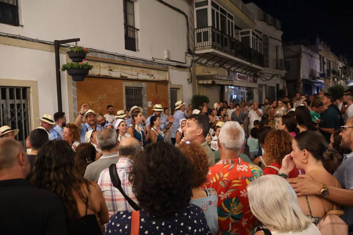 Carnaval en pleno verano de Chiclana: una noche de chirigotas por las calles del centro