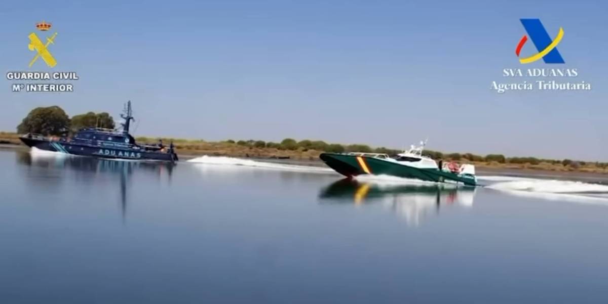 Embarcaciones de Aduanas y la Guardia Civil participantes en la operación. - Embarcaciones de Aduanas y la Guardia Civil participantes en la operación.