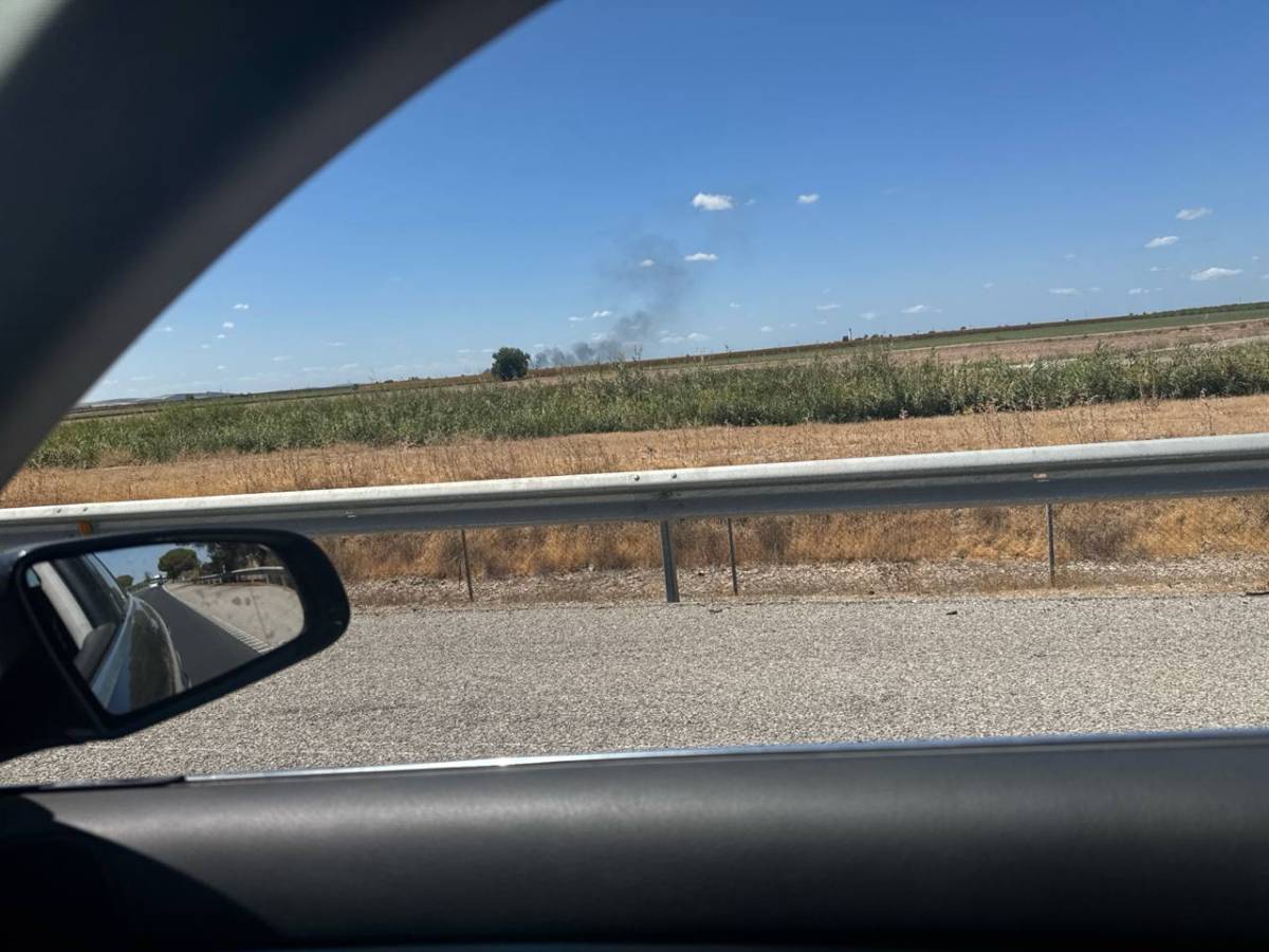 Columna de humo a la altura de Las Cabezas de San Juan.