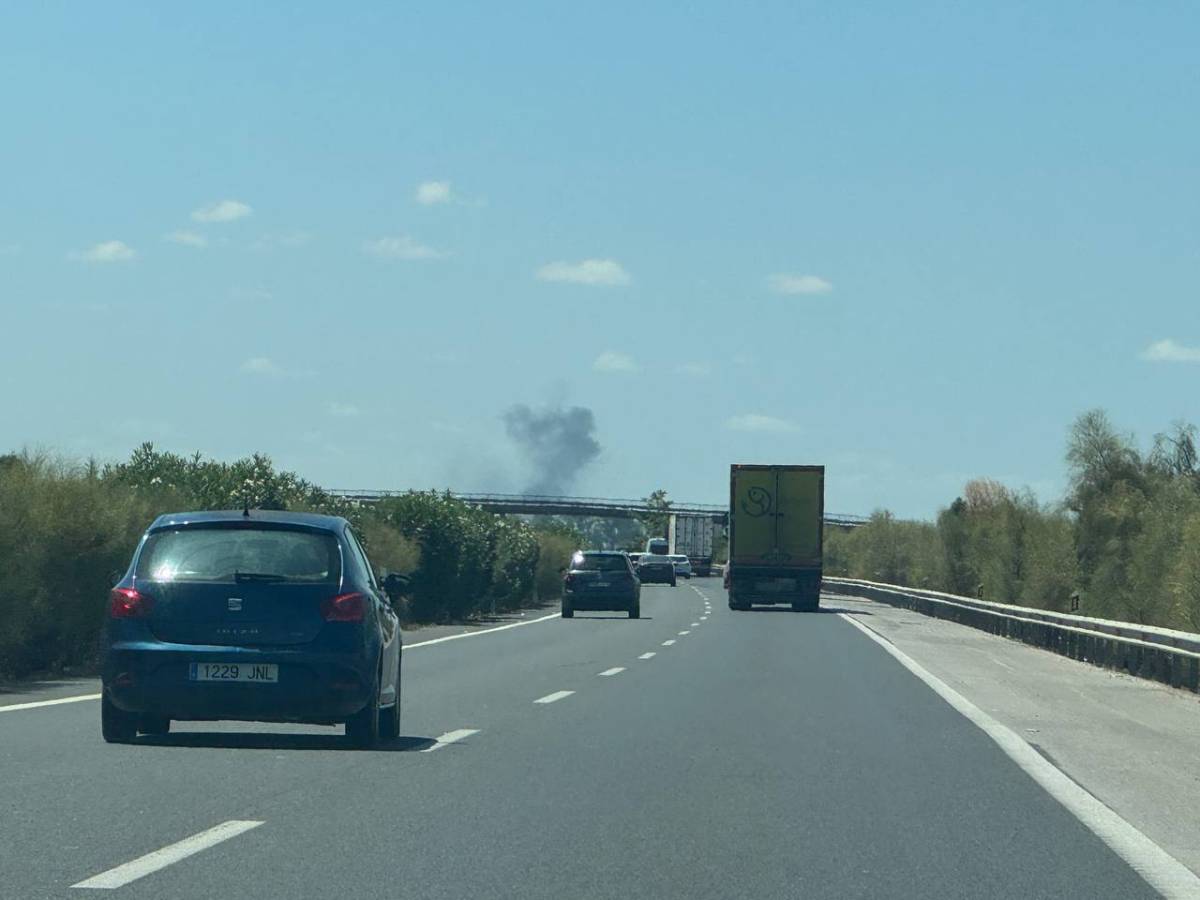 Caos en la AP-4 hacia Cádiz: hasta diez kilómetros de retenciones y una columna de humo