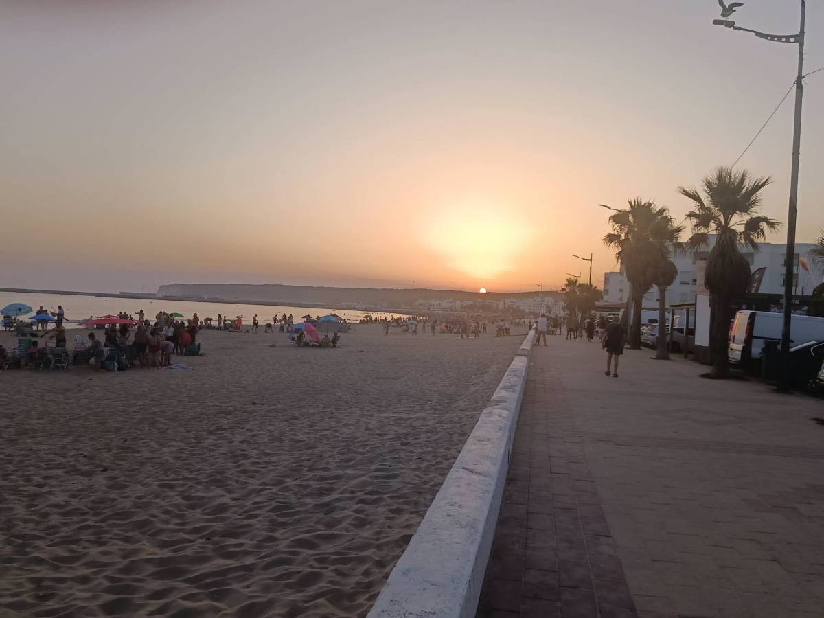 Nueva situación en la Playa del Carmen: Barbate retira la bandera roja pero recomienda no bañarse