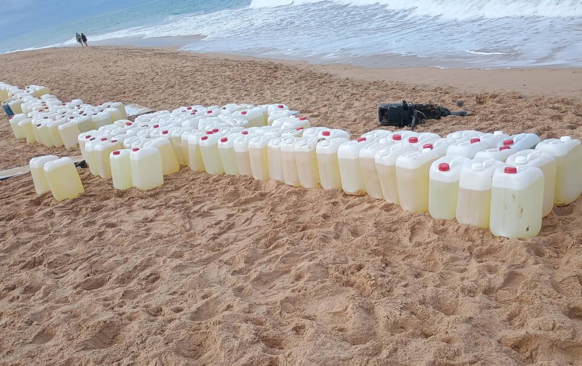 Evitan que 2.500 litros de gasolina 'olvidados' en la playa de La Mangueta de Vejer lleguen a narcolanchas