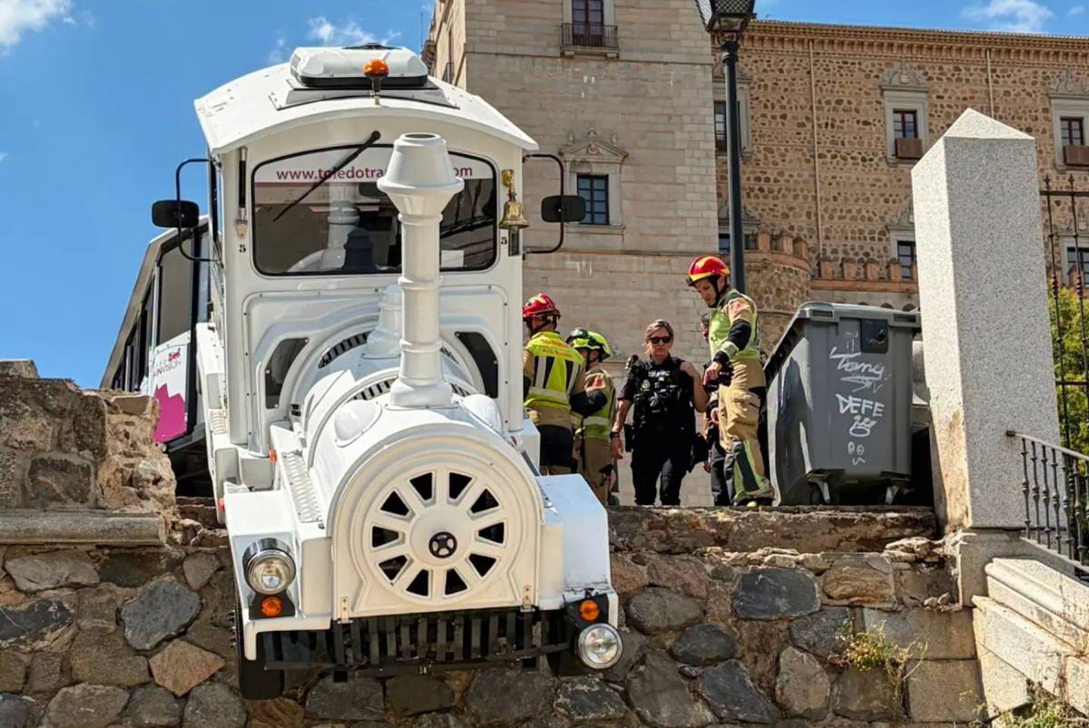 El tren turístico de Toledo se pone en marcha sin conductor y atropella a un turista