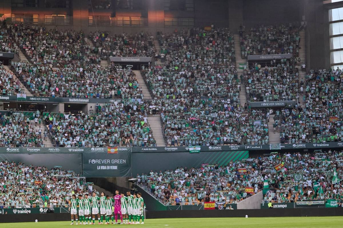 Denuncian atascos kilométricos y colas interminables para coger el autobús en la 'ratonera' de La Cartuja por el partido del Betis