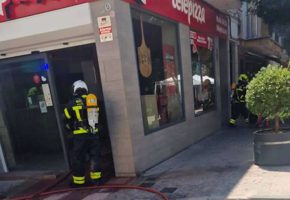 Intervención de los efectivos en la avenida de España.