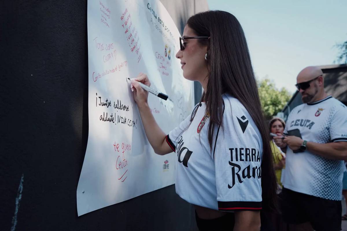 Una aficionado escribe su mensaje en el estadio Alfonso Murube. - Una aficionado escribe su mensaje en el estadio Alfonso Murube.