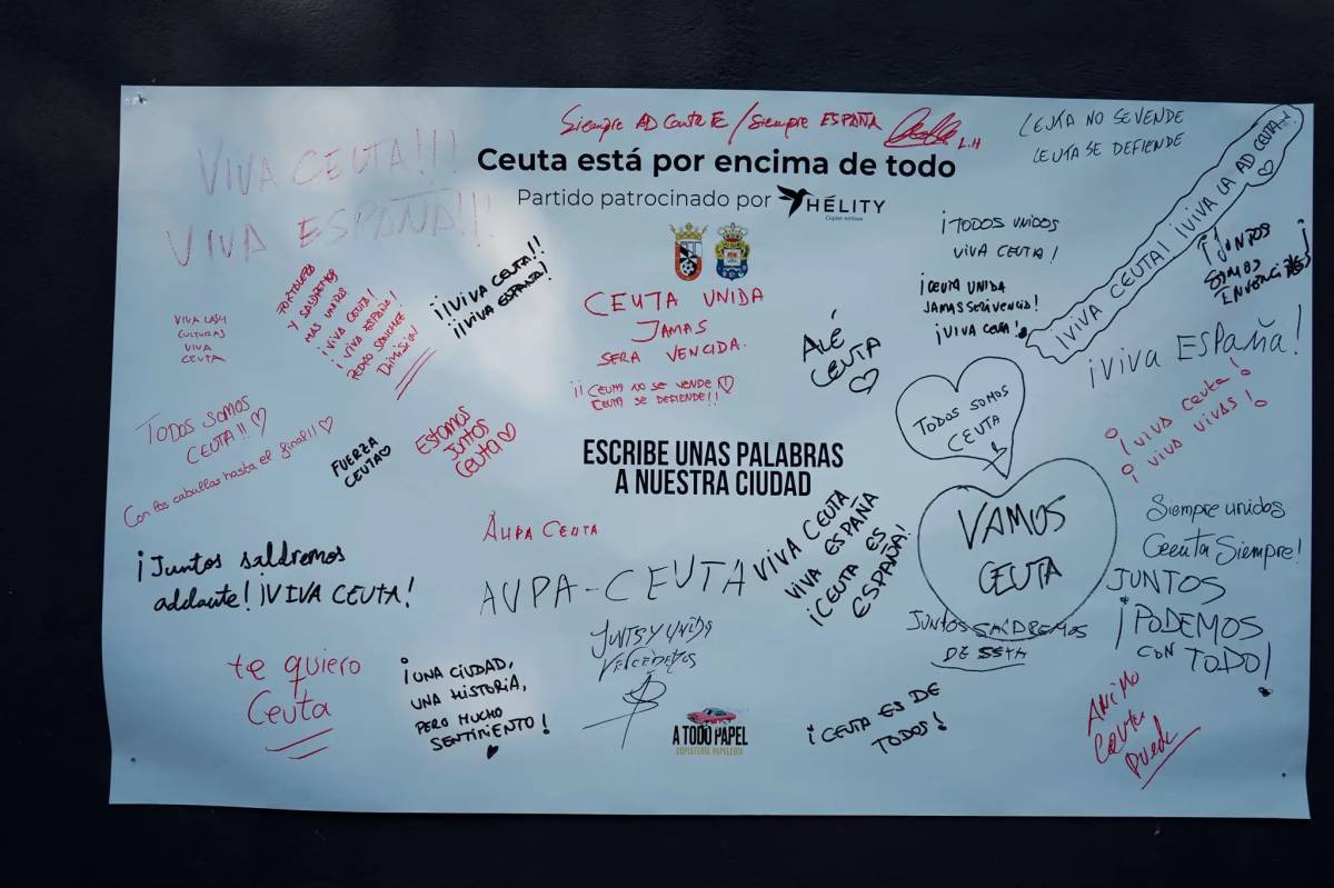 La crisis migratoria se cuela en el estadio de la AD Ceuta, con mensajes de apoyo a la ciudad e insultos al Gobierno