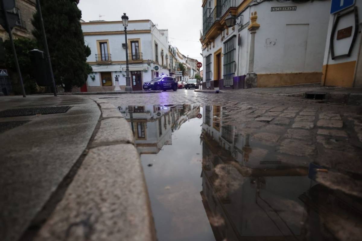 Sevilla, Cádiz, Jerez, San Fernando, Rota y Chipiona, bajo la lluvia en las primeras horas de la llegada del frente cargado de agua