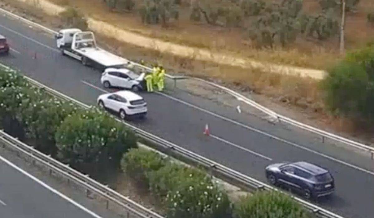 Un coche choca contra el quitamiedos en una recta en Sevilla en la A-92: retenciones de dos kilómetros